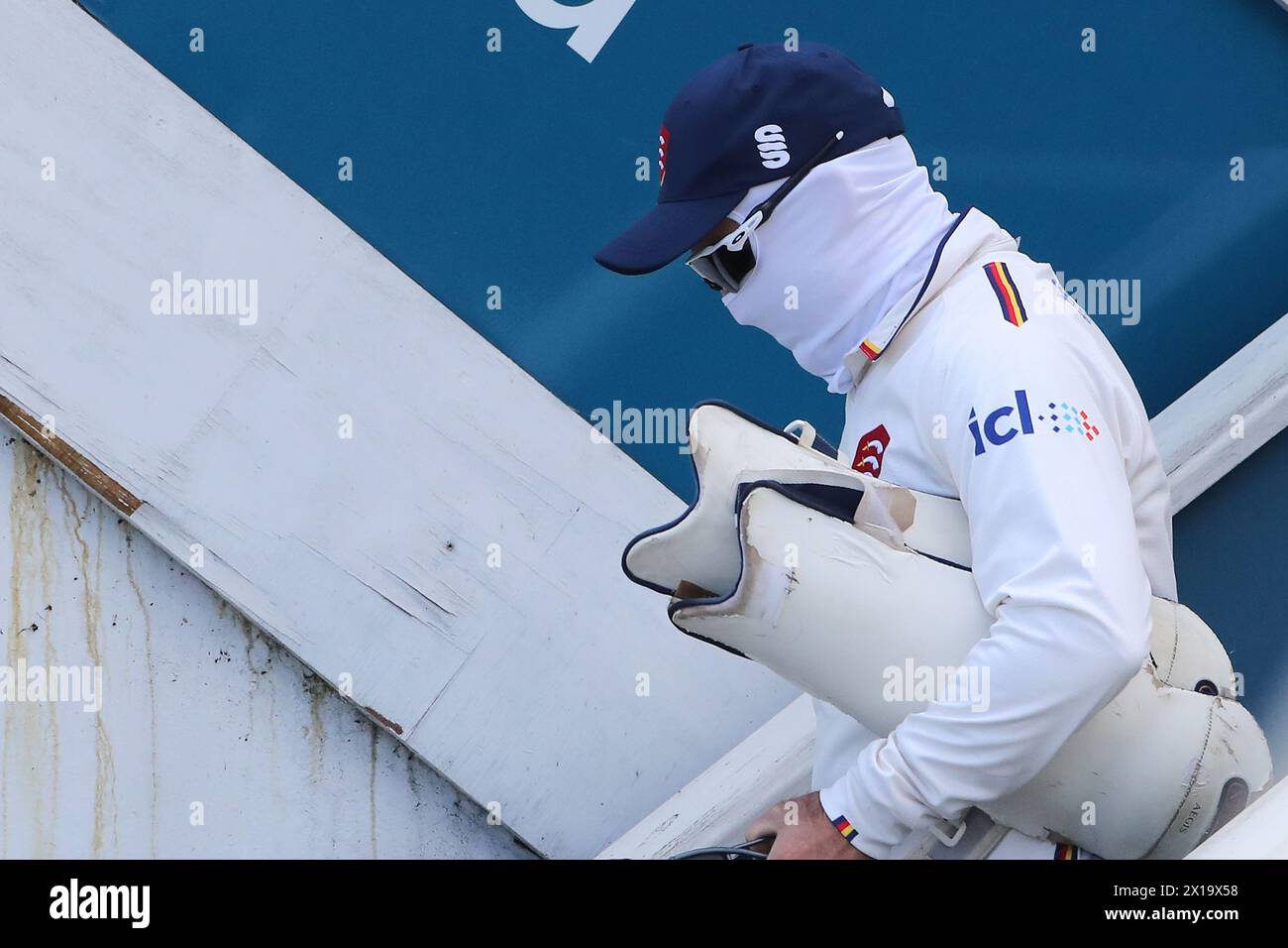 Dean Elgar di Essex si tiene al caldo in una giornata di vento durante Essex CCC vs Kent CCC, Vitality County Championship Division 1 Cricket al Cloud County Groun Foto Stock