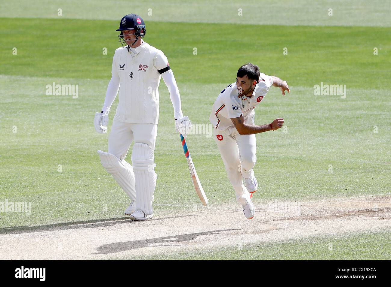 Shane Snater nel bowling per Essex durante Essex CCC vs Kent CCC, Vitality County Championship Division 1 Cricket al Cloud County Ground on 1 Foto Stock