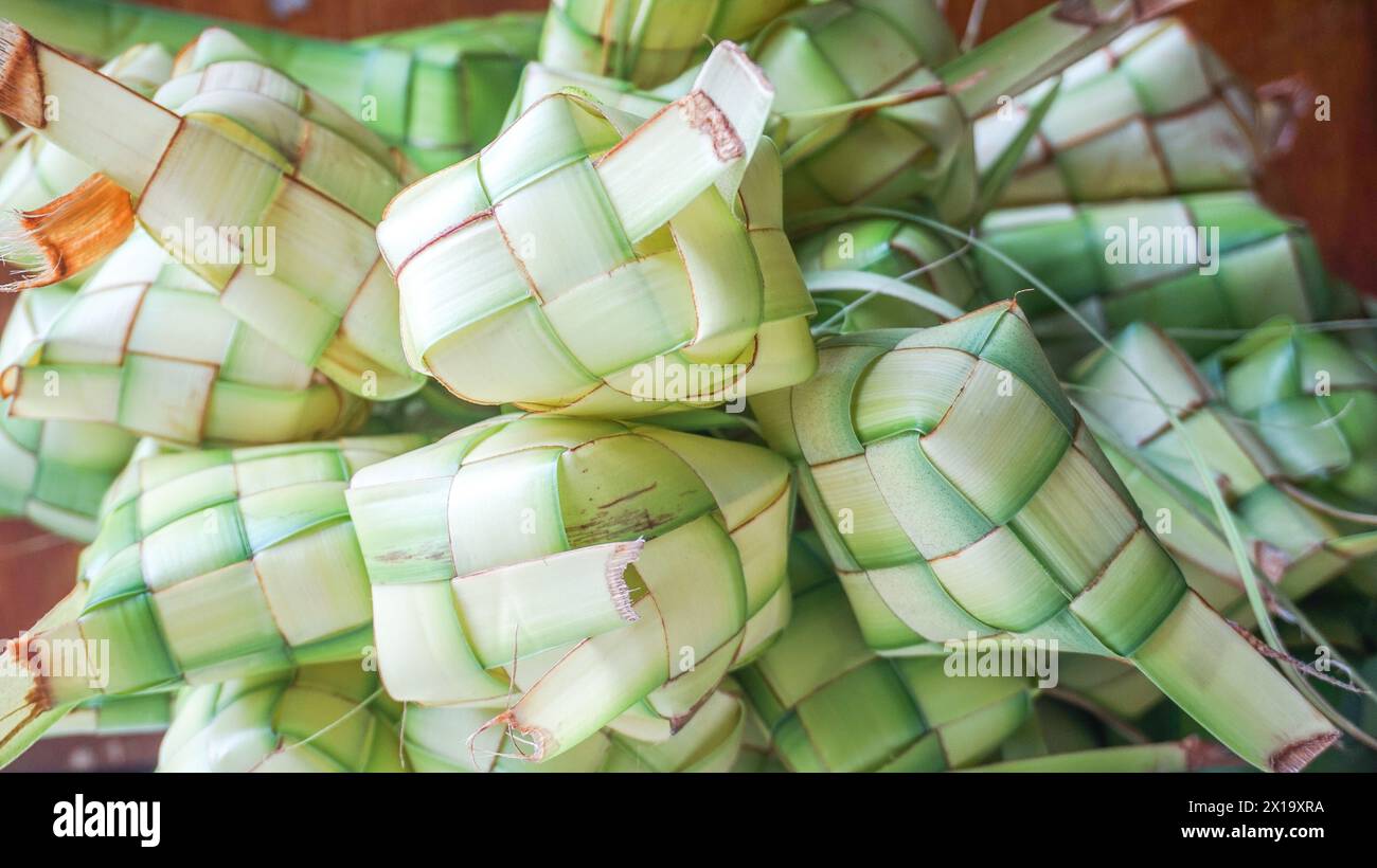 Il Ketupat o gnocchi di riso è cibo tradizionale indonesiano servito su Eid Foto Stock