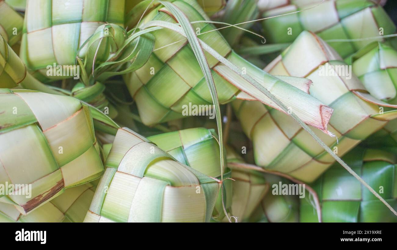 Il Ketupat o gnocchi di riso è cibo tradizionale indonesiano servito su Eid Foto Stock