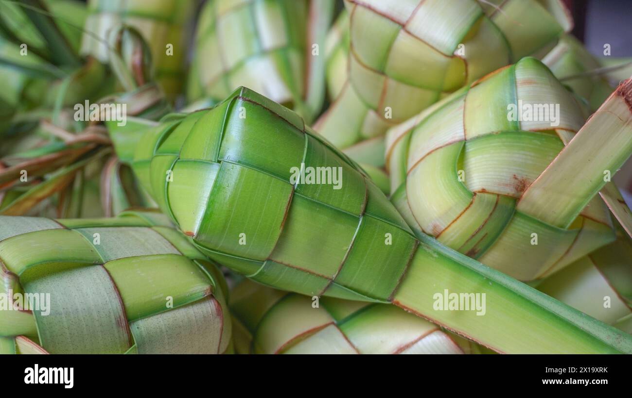 Il Ketupat o gnocchi di riso è cibo tradizionale indonesiano servito su Eid Foto Stock
