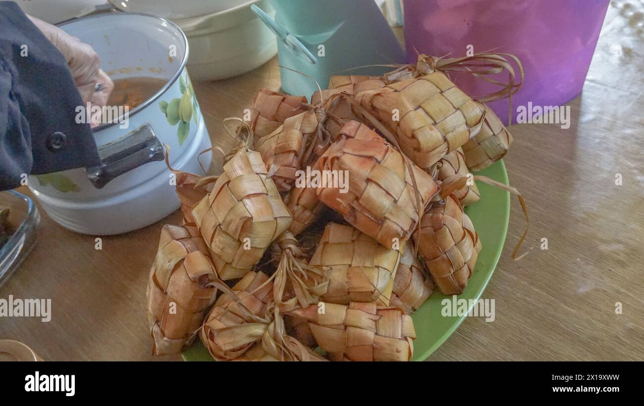 Il Ketupat o gnocchi di riso è cibo tradizionale indonesiano servito su Eid Foto Stock