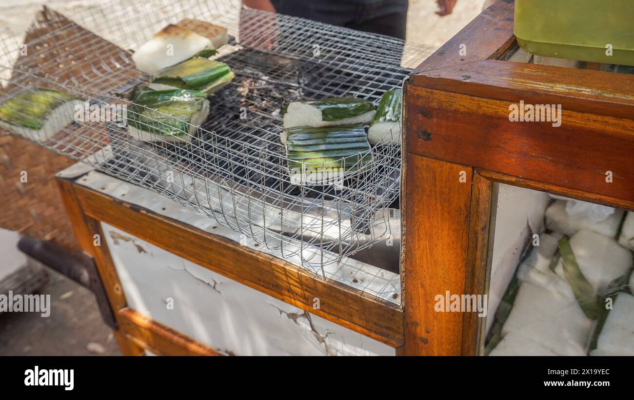 Ketan bakar : riso appiccicoso alla griglia ricoperto di foglie di banana Foto Stock