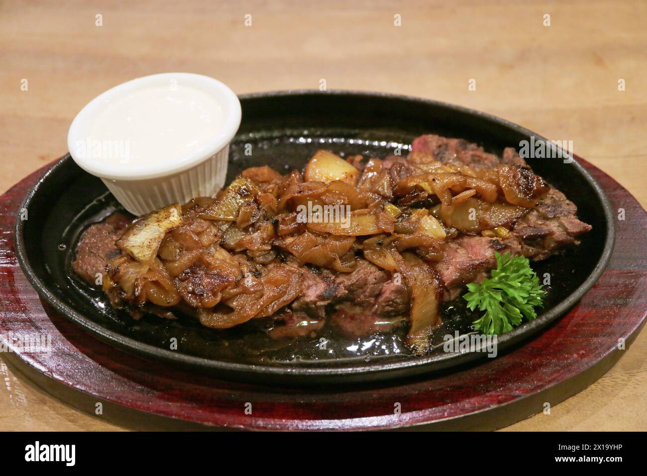 Bistecca di manzo araba con salsa di cipolle caramellata e salsa di yogurt Foto Stock