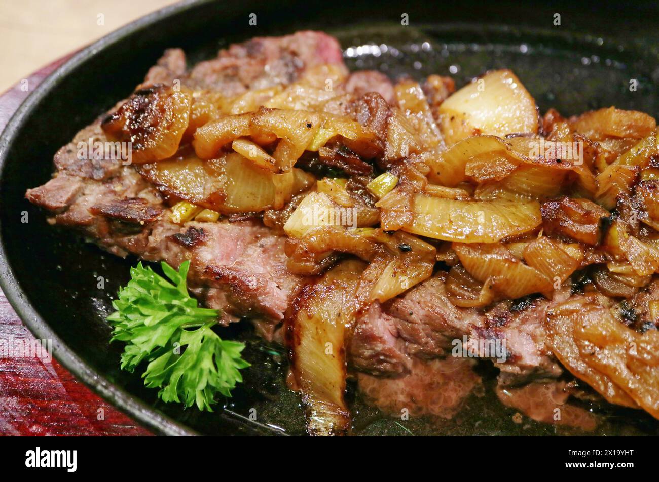 Primo piano della deliziosa bistecca di manzo araba con salsa di cipolle caramellata Foto Stock