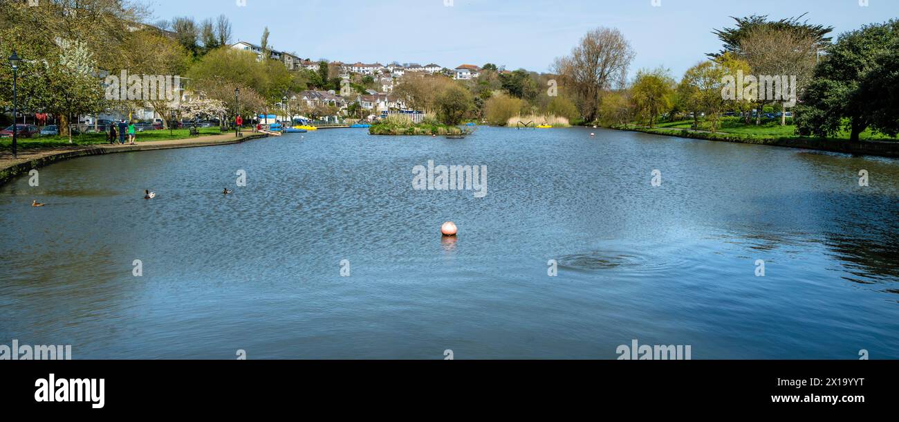 Un'immagine panoramica dello storico lago Trenance Boating a Newquay, in Cornovaglia, nel Regno Unito. Foto Stock