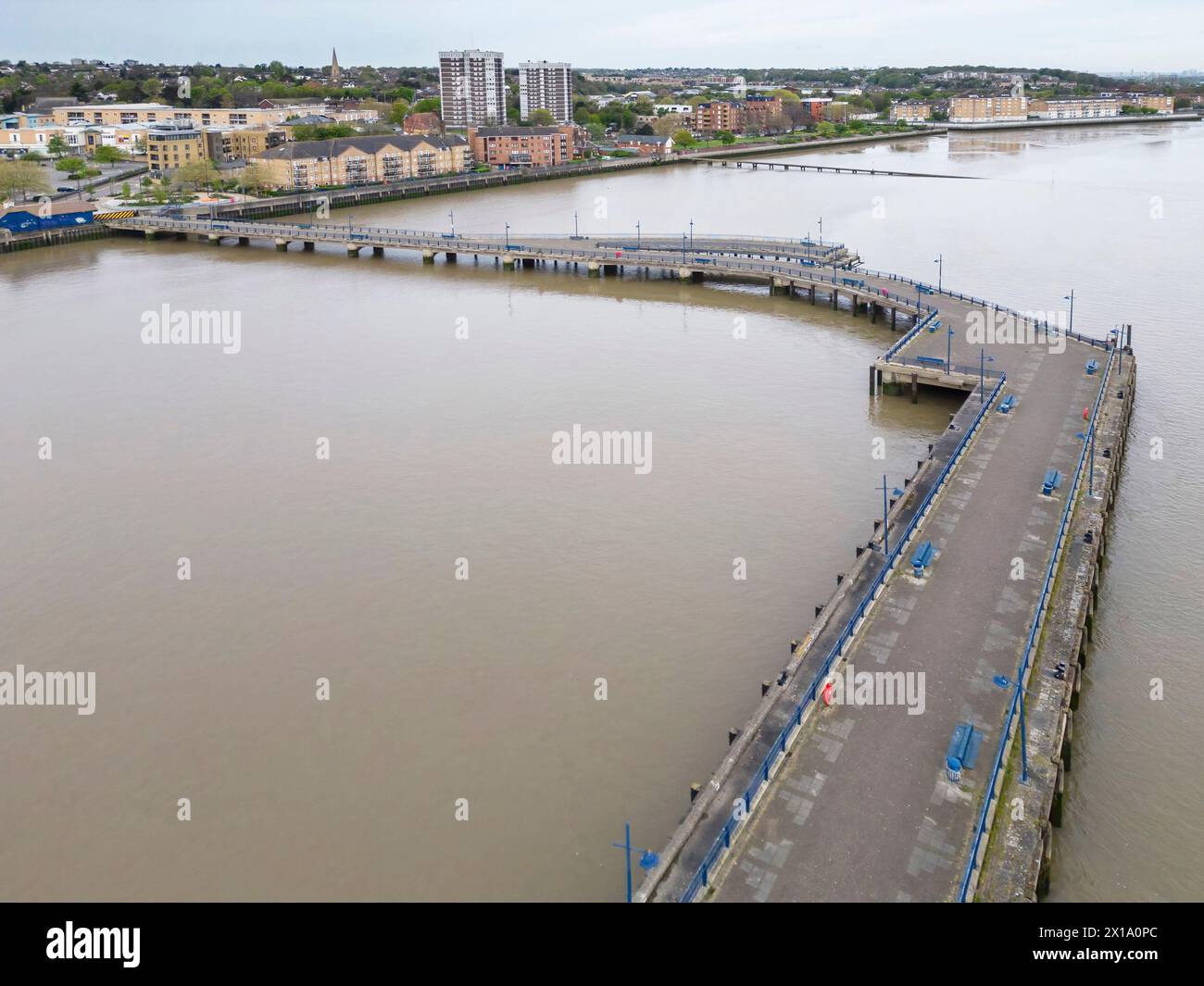 Veduta aerea del molo di Erith, aperto per la prima volta nel 1842 , è il molo più lungo di londra, che si estende per circa 360 metri nel Tamigi Foto Stock