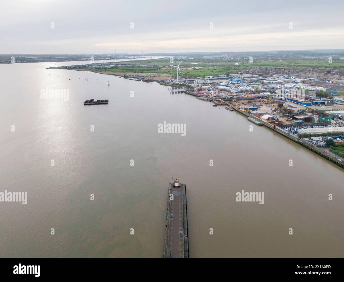 Veduta aerea del molo di Erith, aperto per la prima volta nel 1842 , è il molo più lungo di londra, che si estende per circa 360 metri nel Tamigi Foto Stock
