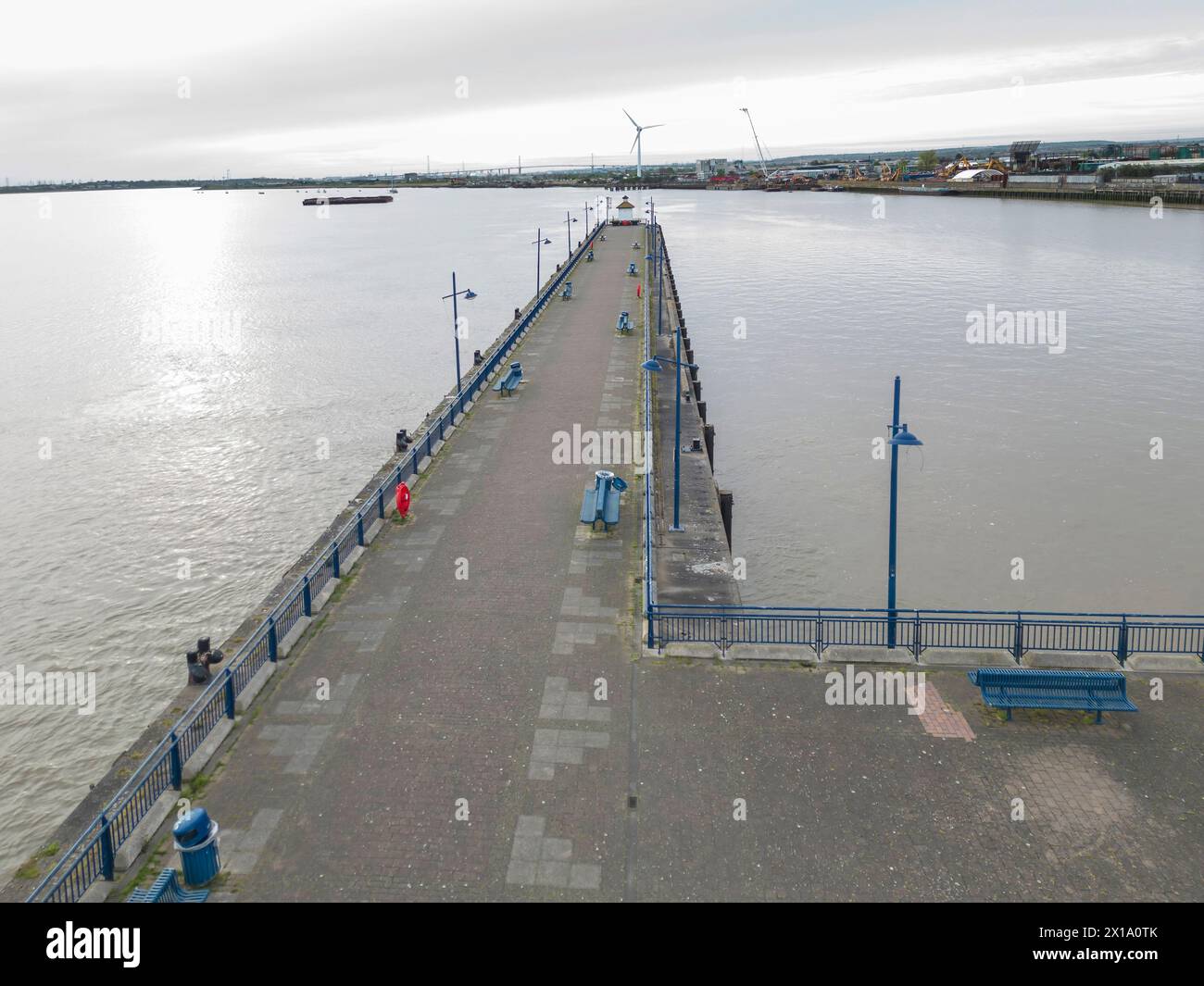 Veduta aerea del molo di Erith, aperto per la prima volta nel 1842 , è il molo più lungo di londra, che si estende per circa 360 metri nel Tamigi Foto Stock