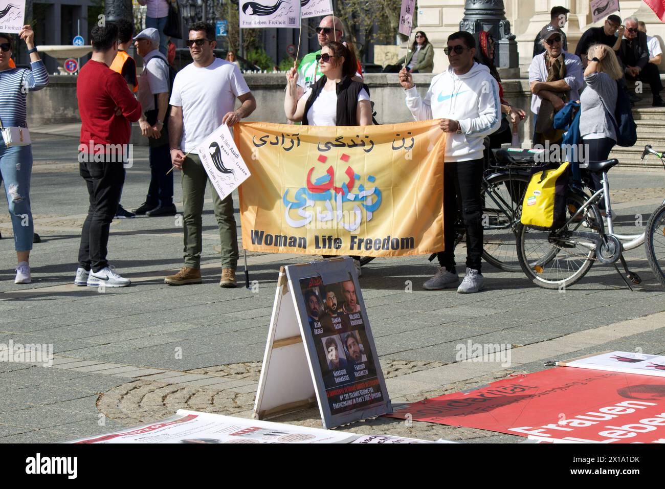 Francoforte sul meno, Germania, 6 aprile 2024. Decine di persone partecipano a una demo organizzata da Jin Jiyan Azadi per sostenere la liberazione delle donne persiane. Foto Stock