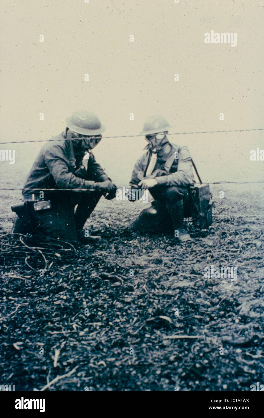I soldati riparano le linee telefoniche durante un attacco di gas, fronte occidentale, WW1 1917 Foto Stock