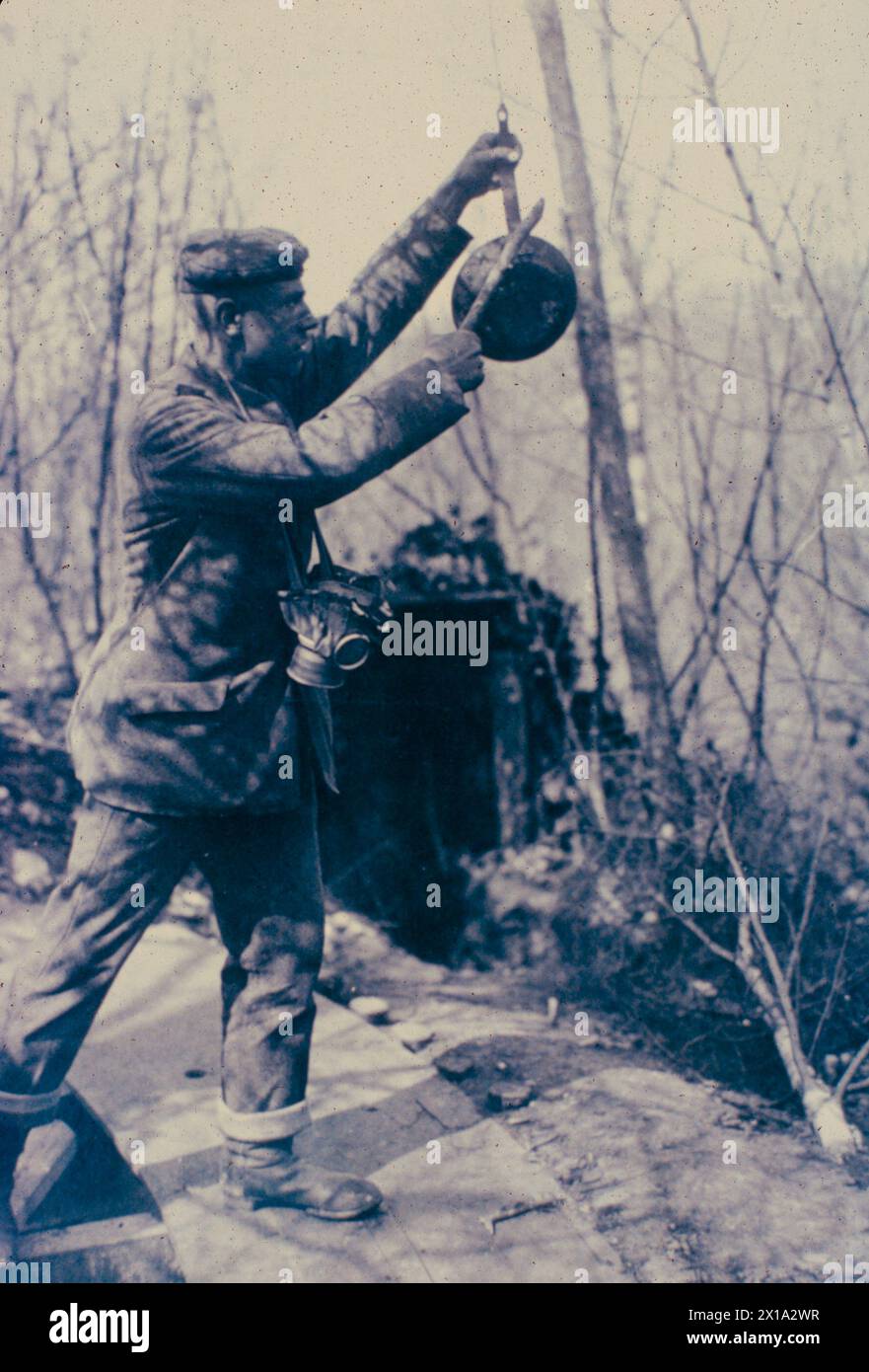Il soldato tedesco usa una padella come attacco di gas, Francia 1917 Foto Stock