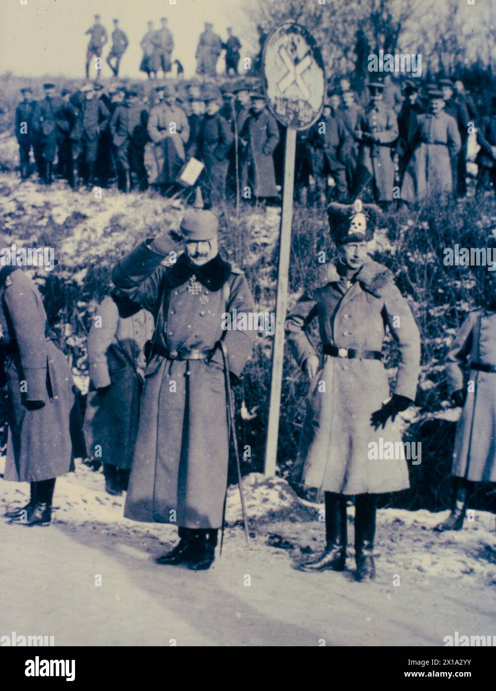 L'imperatore Guglielmo II di Germania e il principe ereditario Guglielmo salutano le truppe che arrivano sul fronte occidentale, Germania 1917 Foto Stock