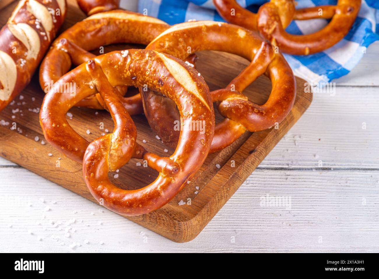 Pretzel bavaresi fatti in casa sul tavolo da cucina, Oktoberfest tradizionale, bavarese, pasticceria tedesca con lisciviette Foto Stock