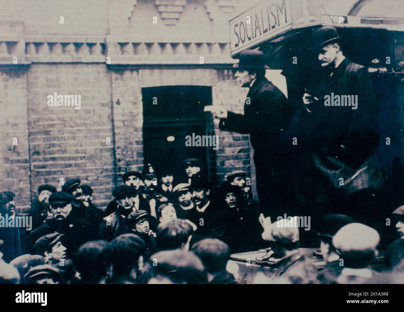 Un politico socialista si rivolge a un gruppo di persone, Londra, Inghilterra 1911 Foto Stock