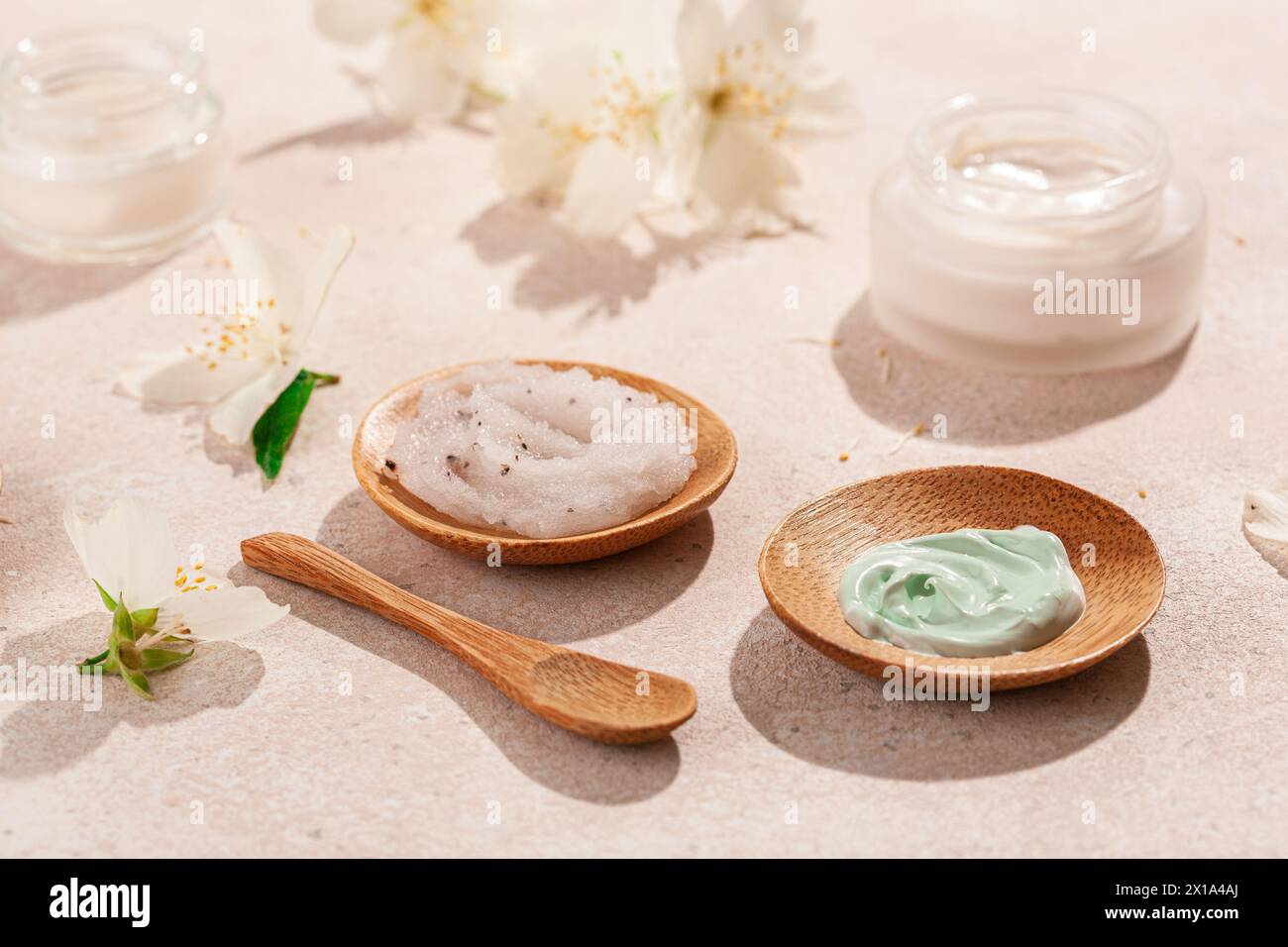 prodotti per la cura della pelle e fiori di gelsomino. cosmetici naturali per trattamenti benessere a casa Foto Stock