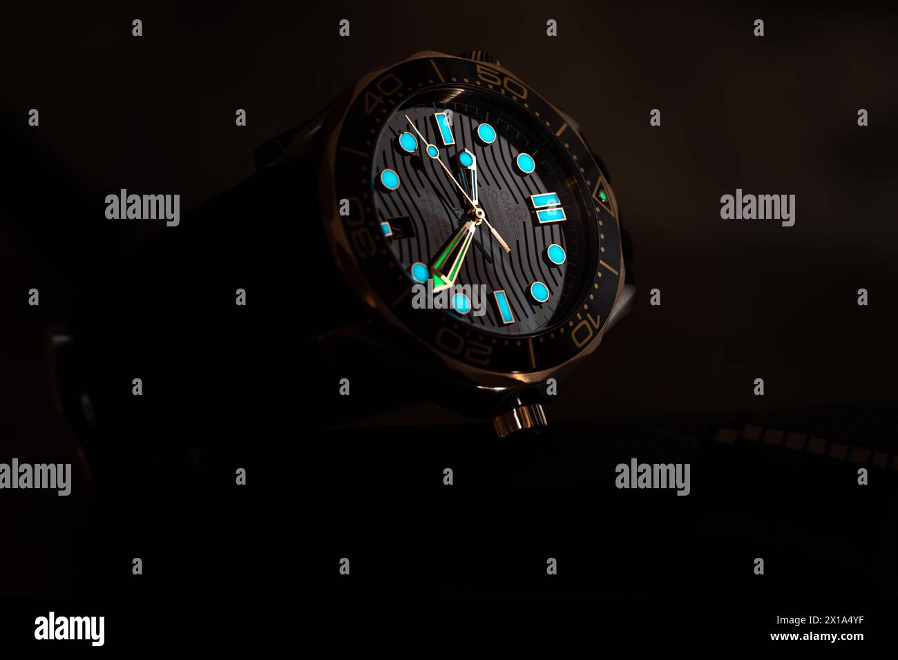 Incredibile Omega Seamaster da 300 m, che mette in risalto l'effetto lume. Foto Stock