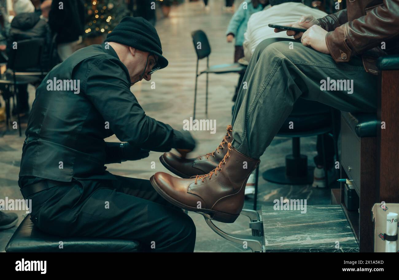 Foto candida di un pulitore per scarpe da strada. Foto Stock