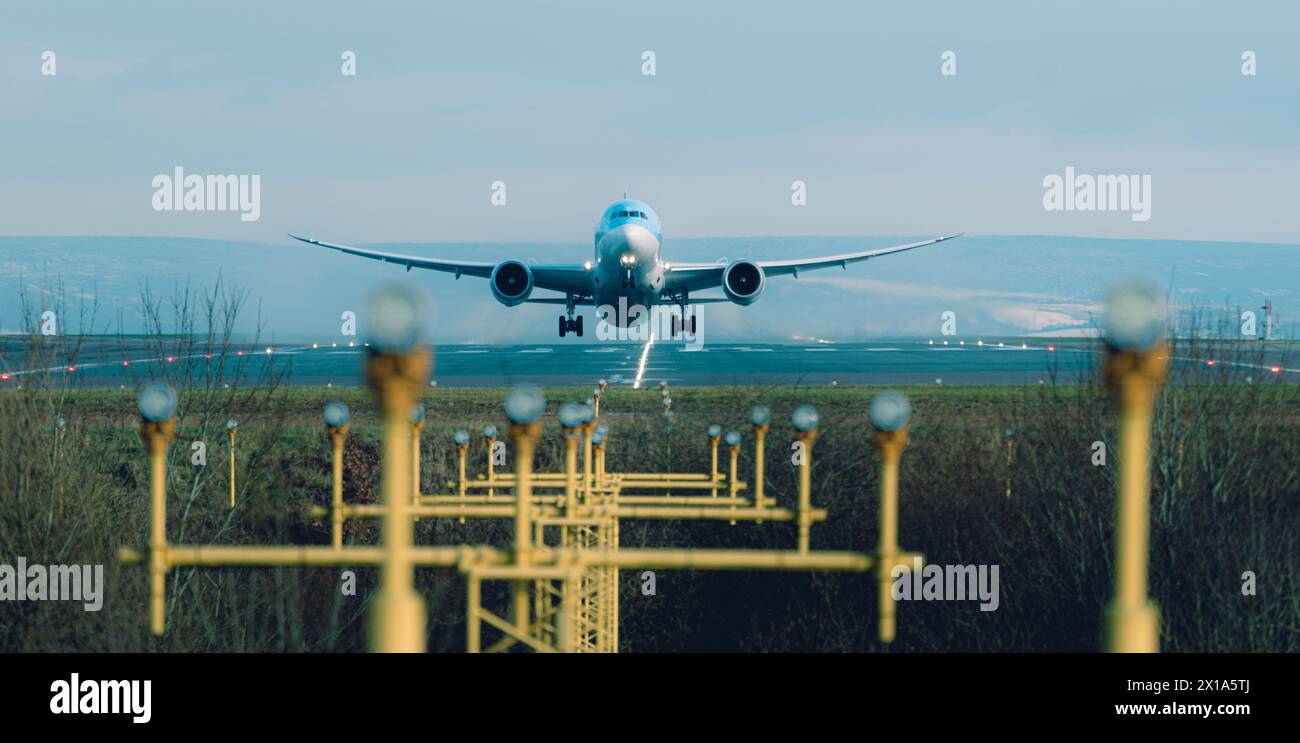 Aereo in decollo dalla pista di un aeroporto. Foto Stock