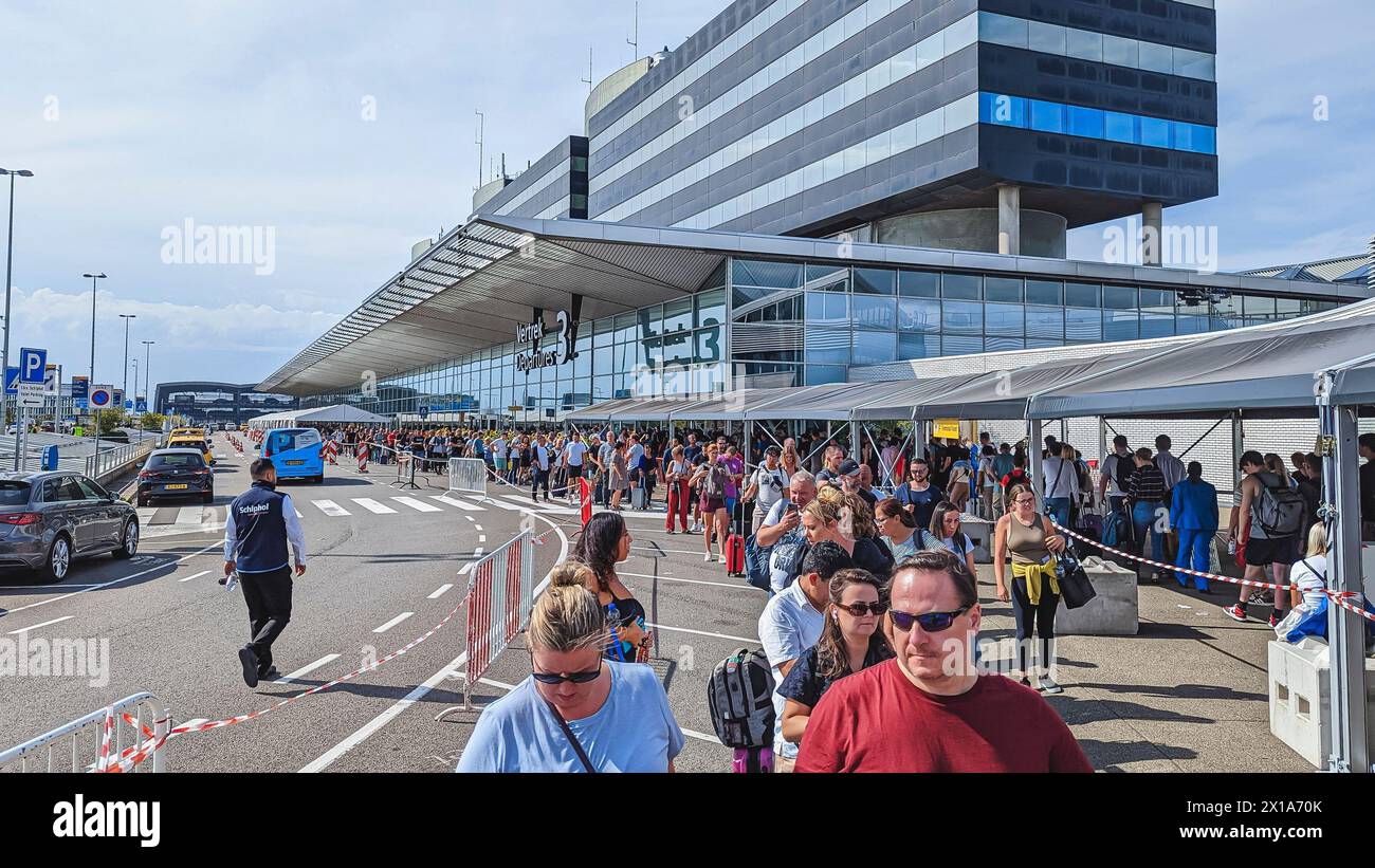 Aeroporto di Schiphol, Paesi Bassi. 05/09/2022 - le folle formano code estremamente lunghe fuori dall'aeroporto di Schiphol a seguito di una domanda eccessiva e di movem limitato Foto Stock