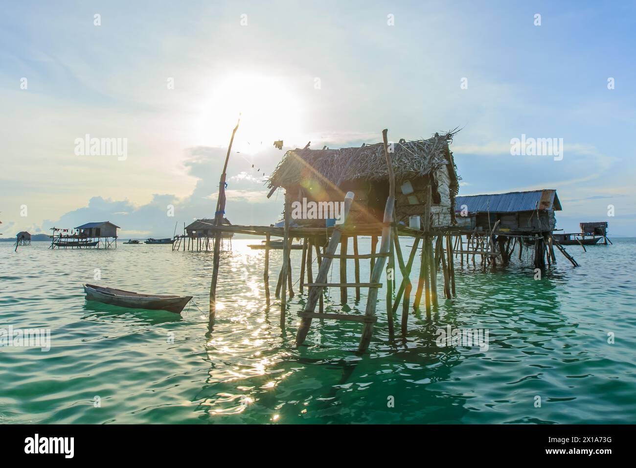 Splendidi paesaggi, vista del borneo, villaggio marino di gitani sull'isola di Bodgaya Mabul, Semporna Sabah, Malesia. Foto Stock