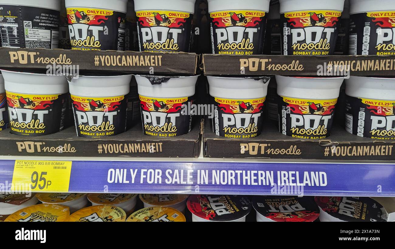 Cartelli sugli scaffali di un negozio dell'Irlanda del Nord che recano "solo in vendita nell'Irlanda del Nord”, un requisito dell'accordo sulla Brexit tra l'Unione europea e il Bri Foto Stock