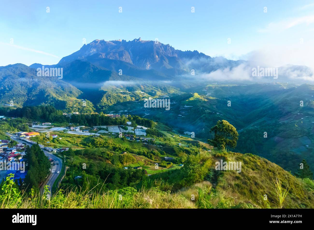 Vista sul monte Kinabalu da Cristall Hill Foto Stock