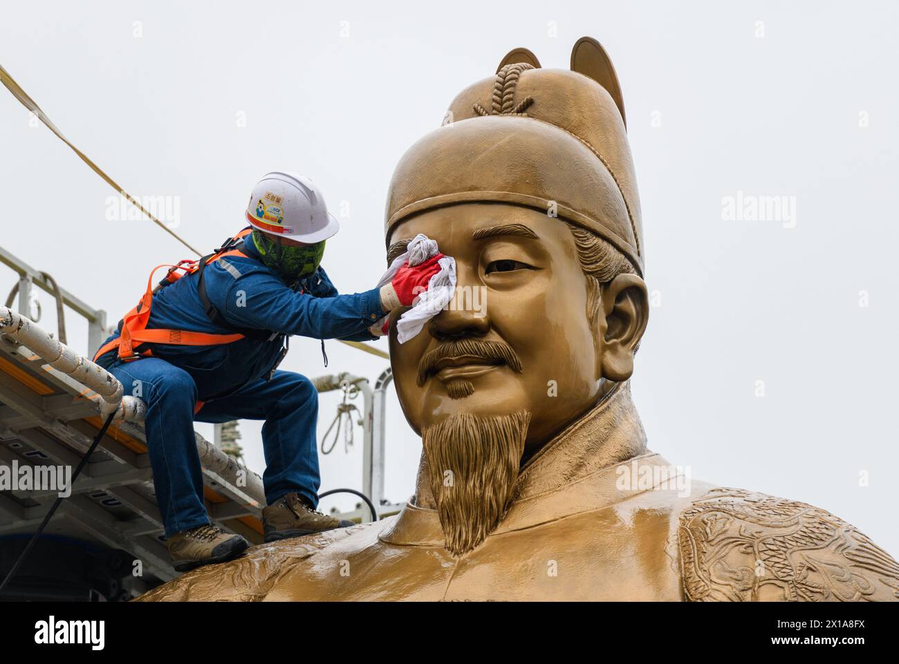 Seoul, Corea del Sud. 16 aprile 2024. Un operaio pulisce la statua di Sejong il grande in Piazza Gwanghwamun nel centro di Seul. Sejong il grande (10 aprile 1397 – 17 febbraio 1450) è stato il quarto monarca della dinastia Joseon (1392-1910) in Corea. È considerato uno dei più grandi governanti della storia coreana ed è ricordato come l'inventore dell'alfabeto coreano, Hangul nel 1446. Credito: SOPA Images Limited/Alamy Live News Foto Stock