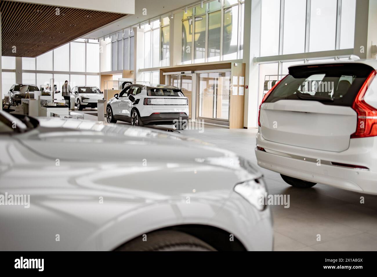 Esterno di un suv completamente elettrico di nuova marca in concessionaria leggera. Foto Stock