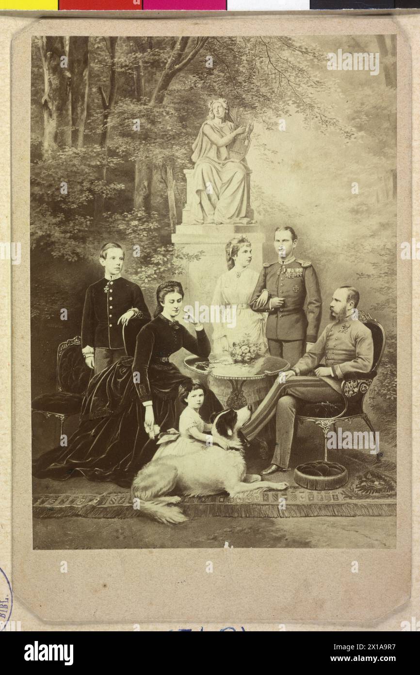 Francesco Giuseppe i, Imperatore d'Austria con famiglia, immagine di famiglia in composito Fotografia: Francesco Giuseppe in uniforme crociata di un feldmaresciallo imperiale e reale in regolazione tedesca e imperatrice Elisabetta con i suoi figli Maria Valeria e il principe ereditario Rodolfo, dietro di essa l'arciduchessa Gisela in braccio con Leopoldo, Principe di Baviera, 1873, - 18730101 PD1019 - Rechteinfo: Rights Managed (RM) Foto Stock