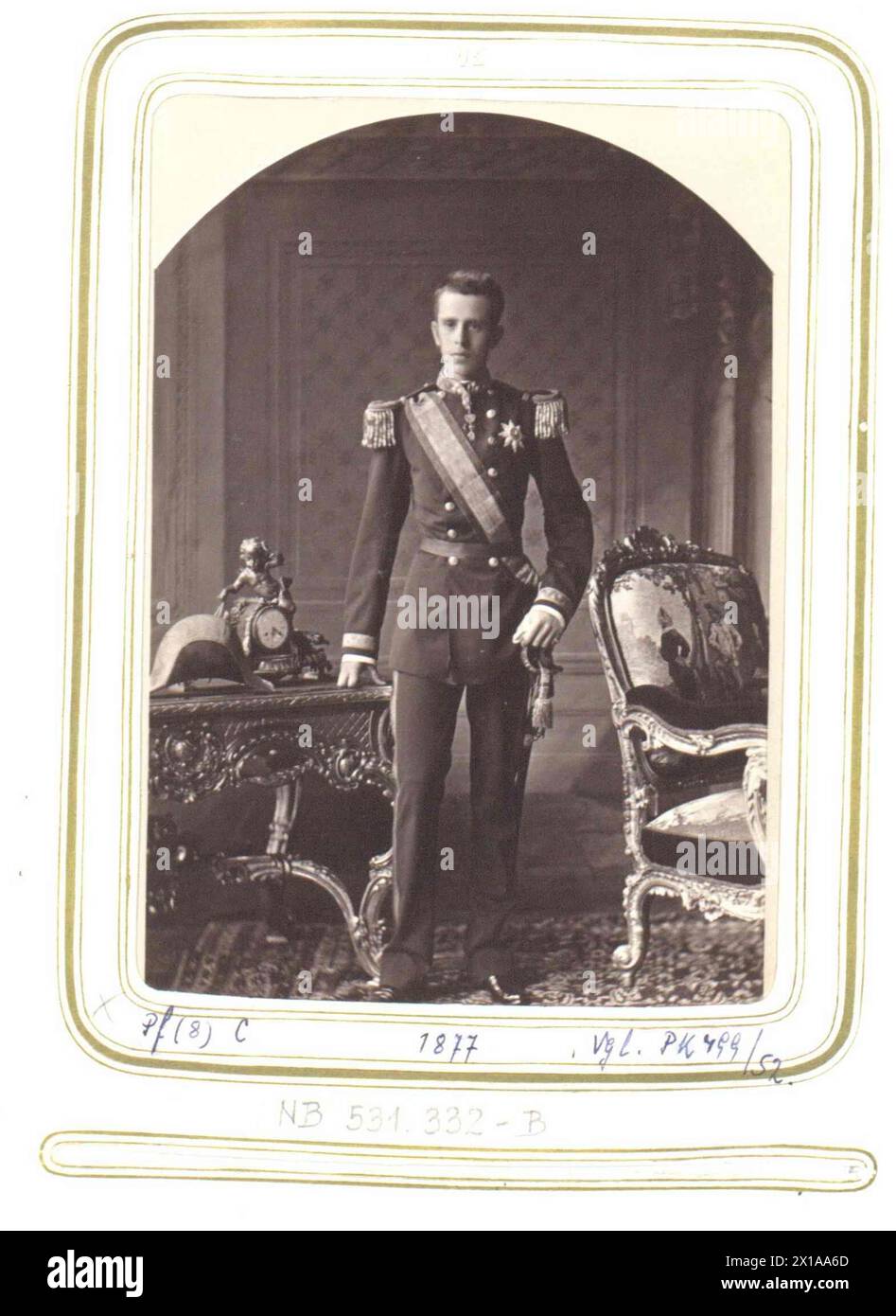 Rodolfo, principe ereditario d'Austria, riproduzione in uniforme di un capitano di linea in gala. ripresa in studio. Carte de cabinett size., 1877 - 18770101 PD0081 - Rechteinfo: Rights Managed (RM) Foto Stock