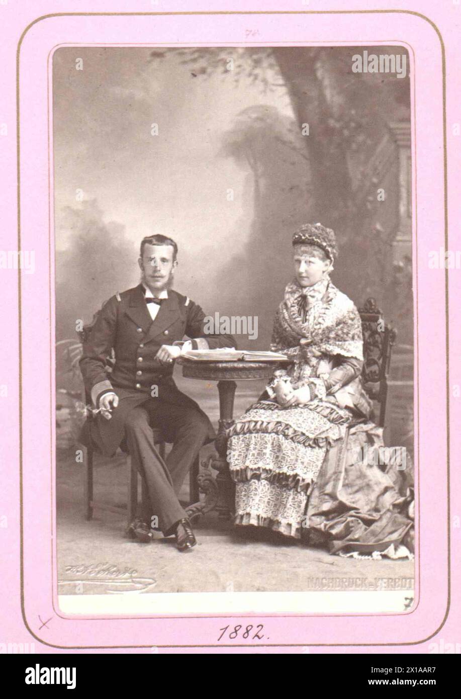 Rodolfo, principe ereditario d'Austria con la principessa ereditaria Stephanie, Rodolfo nella gonna della flotta di un capitano di linea con Stephanie in costume tradizionale. studio girato con parco. Carte de cabinett size., 1882 - 18820101 PD0240 - Rechteinfo: Rights Managed (RM) Foto Stock