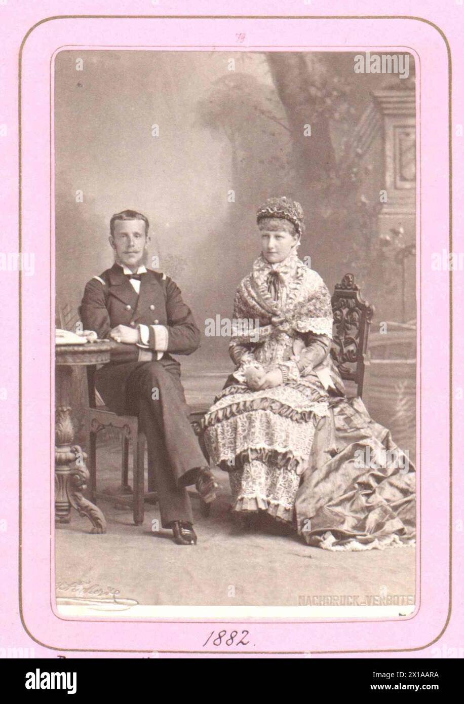 Rodolfo, principe ereditario d'Austria con la principessa ereditaria Stephanie, Rodolfo nella gonna della flotta di un capitano di linea con Stephanie in costume tradizionale. studio girato con parco. Carta de cabinett size., 1882 - 18820101 PD0242 - Rechteinfo: Rights Managed (RM) Foto Stock