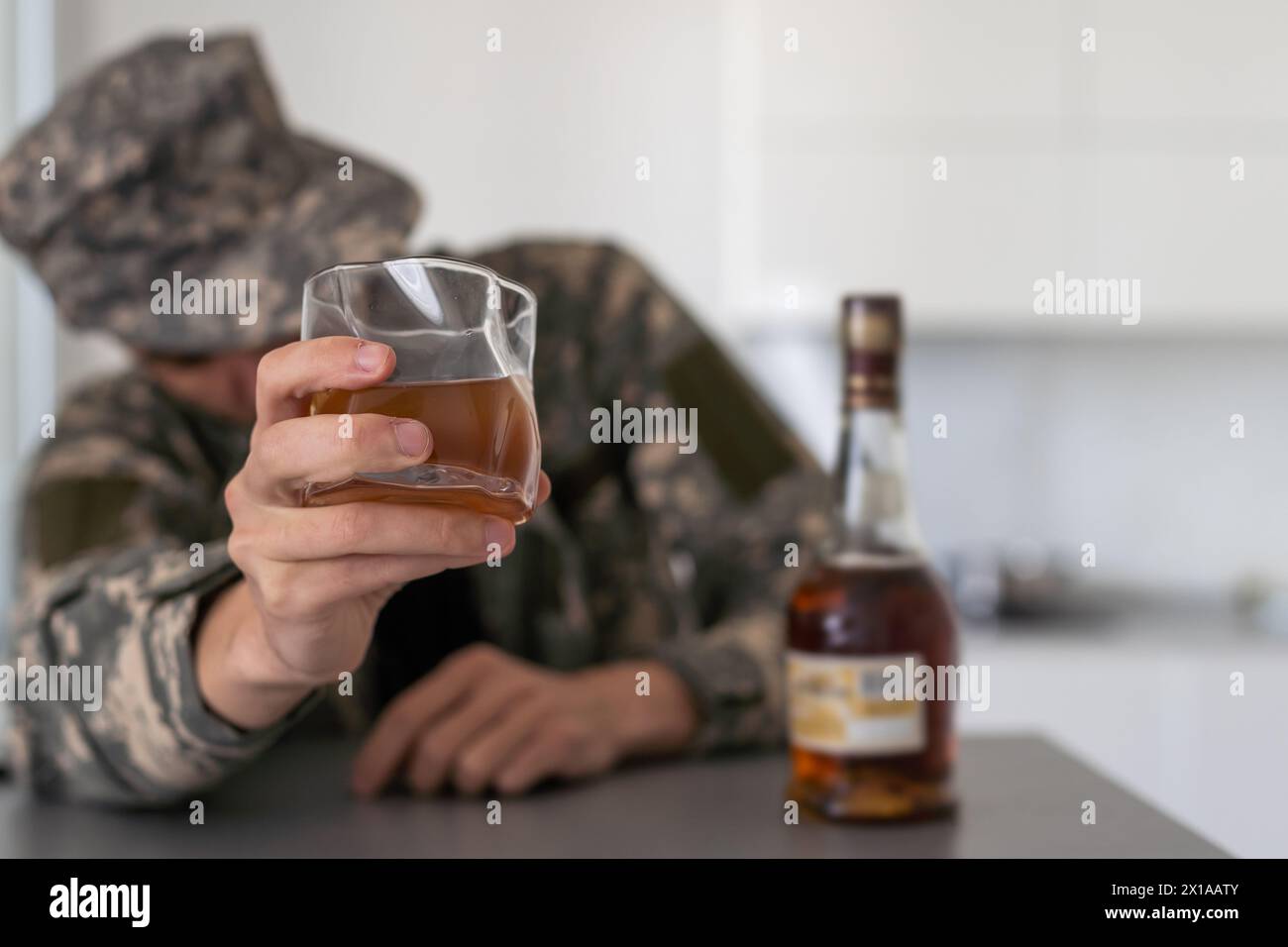 primo piano ritratto di uomo sprecato alcolizzato dormendo ubriaco guardando il bicchiere di whisky evitando tentazione pensando alla dipendenza da alcol, abuso di alcool Foto Stock