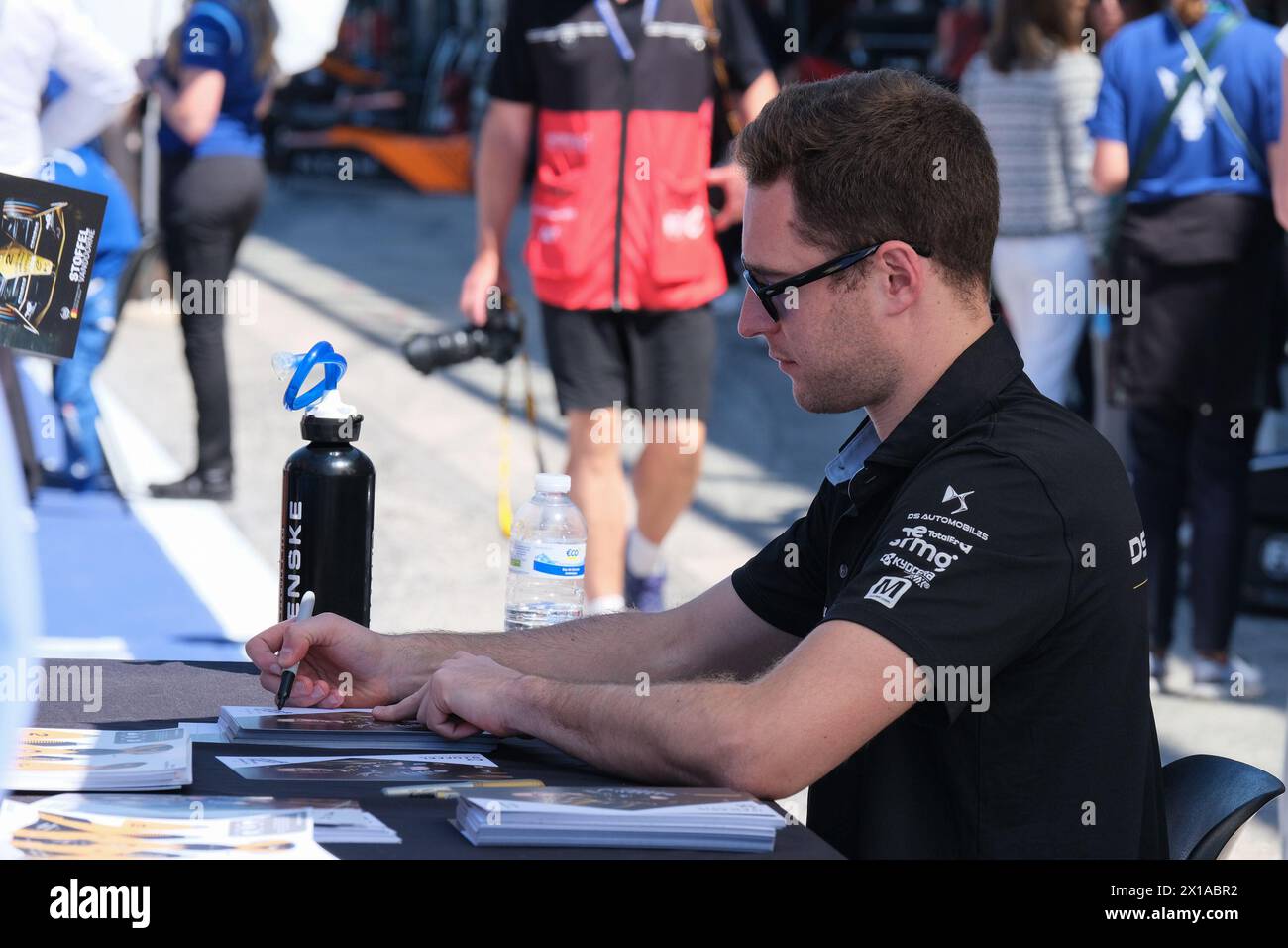 Misano Adriatico, Italia. 14 aprile 2024. Stoffel Vandoorne di DS Penske durante la sessione autografa al Campionato del mondo di Formula e stagione 10 Pit Line. Credito: SOPA Images Limited/Alamy Live News Foto Stock