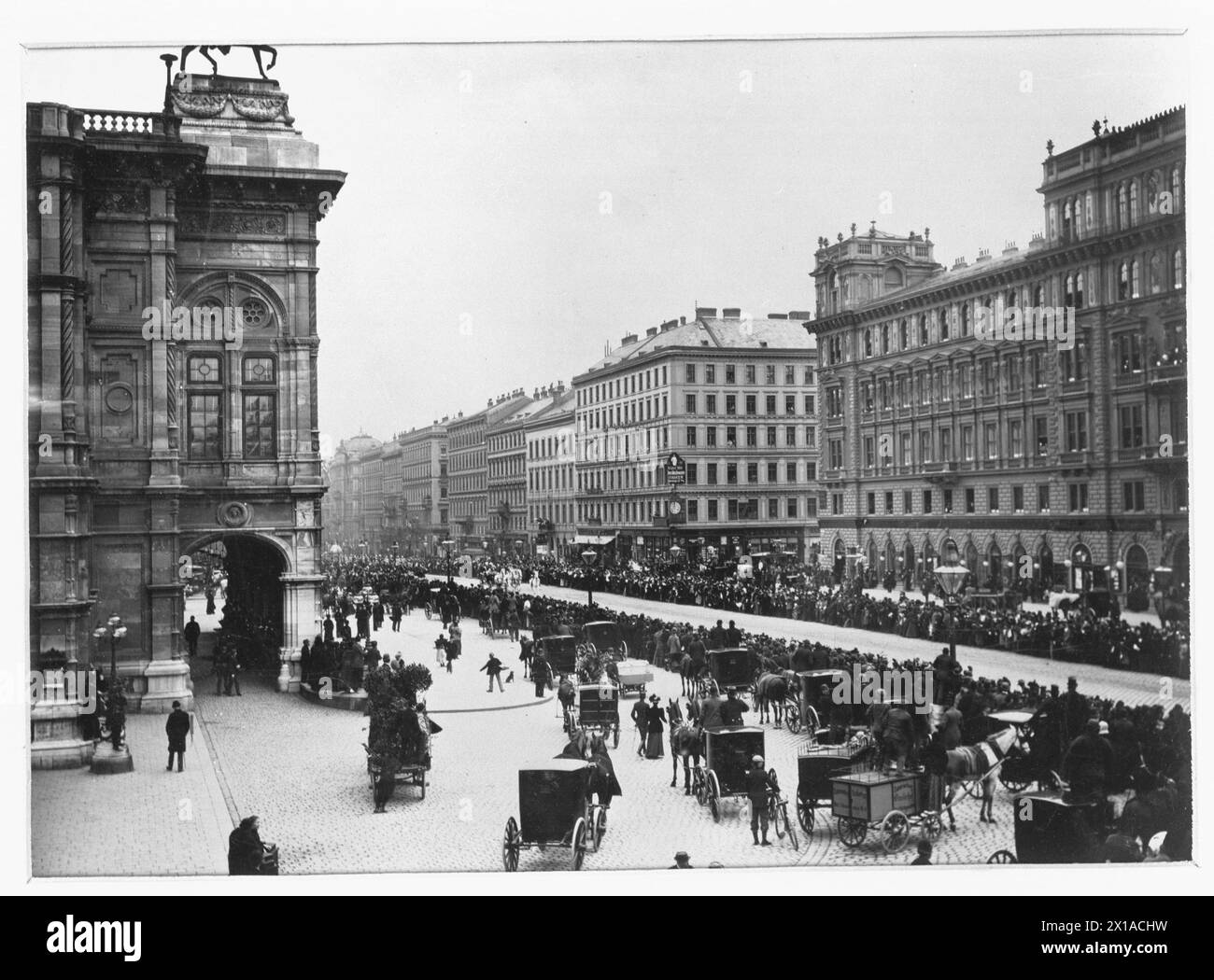 Visita dell'imperatore tedesco Guglielmo II a Vienna, spalier di fronte al Teatro dell'Opera di Corte, 14.04.1896 - 18960414 PD0001 - Rechteinfo: Diritti gestiti (RM) Foto Stock