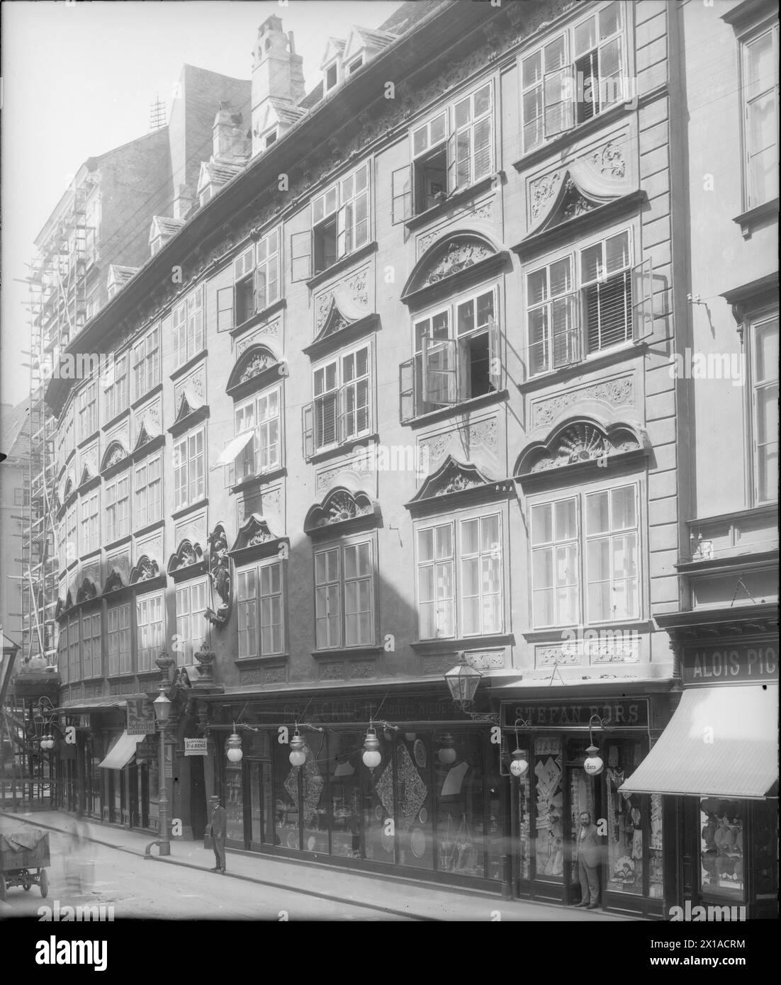 Vienna 1, Hochholzerhof, facciata diagonalmente di fronte all'angolo destro di Milchgasse (Milch Alley), 1898 - 18980101 PD0538 - Rechteinfo: Rights Managed (RM) Foto Stock