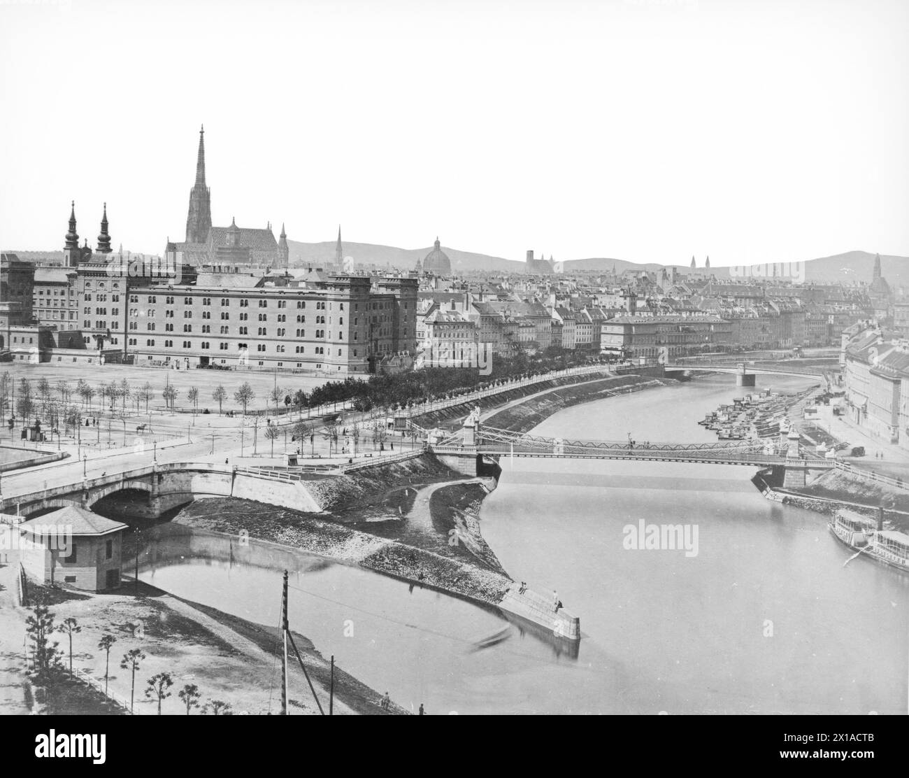 Vienna 1, Ringstrasse (Franz Josefs-Kai (Josef Quay)), sezione Aspern- - verso l'alto attraverso Ferdinandsbruecke (Ponte Ferdinand), ad esempio dall'edificio del DDSG. A sinistra una parte della Franz Josefs-Kaserne (caserma Josef), 1898 - 18980101 PD0559 - Rechteinfo: Rights Managed (RM) Foto Stock