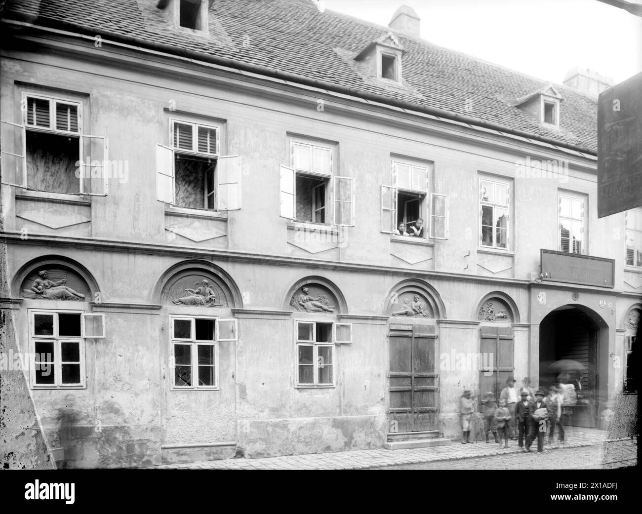 Vienna 12, Meidlinger Main Street 11, parte della facciata da sinistra: Cancello e cinque assi della finestra a sinistra da, 1899 - 18990101 PD0719 - Rechteinfo: Rights Managed (RM) Foto Stock