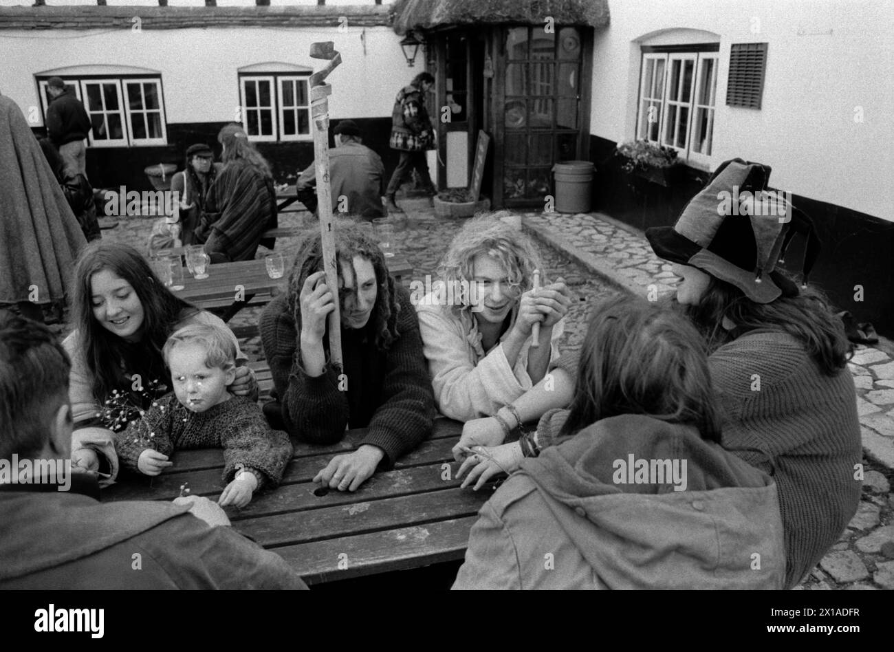 Famiglie hippy New Age. Gruppo di famiglie che sono membri dell'ordine Druido britannico al pub Red Lion nel villaggio di Avebury, costruito all'interno del monumento neolitico henge. Wiltshire, Inghilterra anni '1990 Regno Unito HOMER SYKES Foto Stock