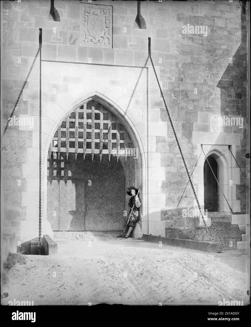 Castello di Kreuzenstein, castello: Cancello del ponte levatoio, 1899 - 18990101 PD2303 - Rechteinfo: Diritti gestiti (RM) Foto Stock