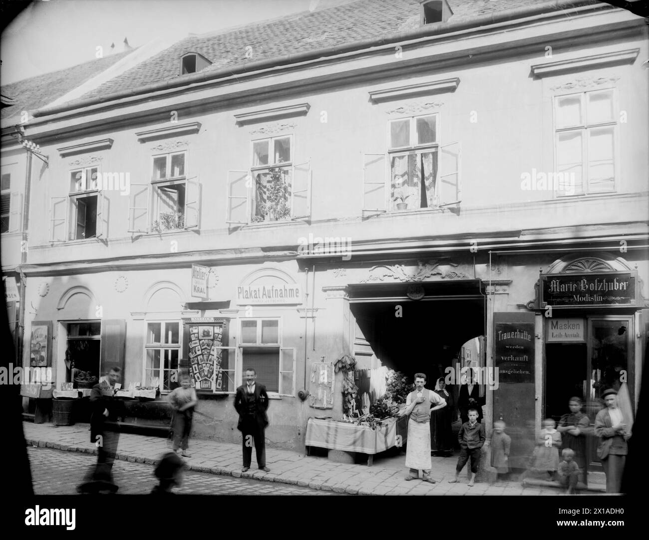 Vienna 15, Reindorfgasse (Reindorf Alley) 36, cinque assi della finestra della facciata, nel negozio generale del cancello, 1899 - 18990101 PD0726 - Rechteinfo: Rights Managed (RM) Foto Stock