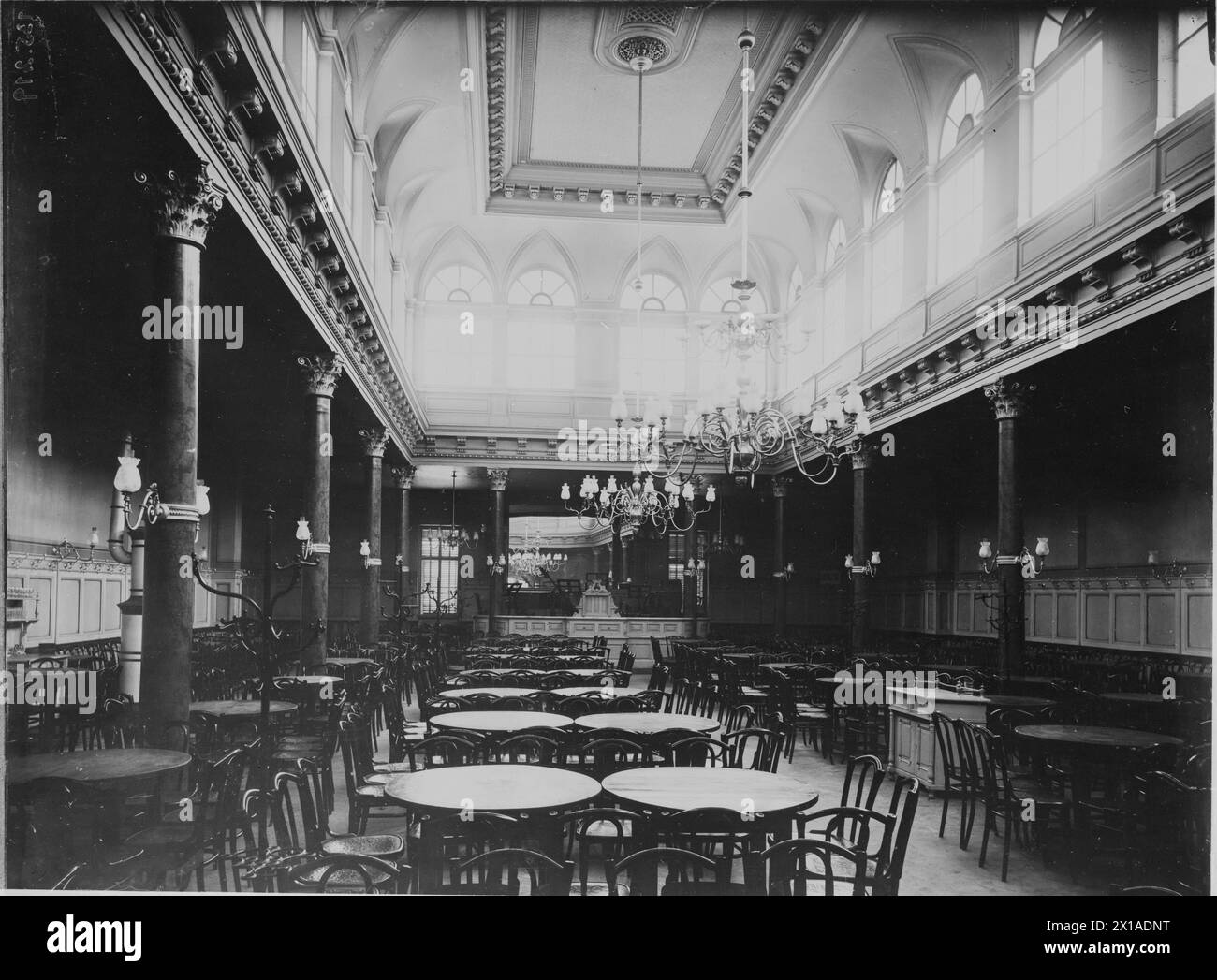 Vienna 17, via principale Hernals 41, sala nella grande diramazione Gschwandner: vista in asse longitudinale verso la piattaforma del concerto, 1900 - 19000101 PD173375 - Rechteinfo: Diritti gestiti (RM) Foto Stock