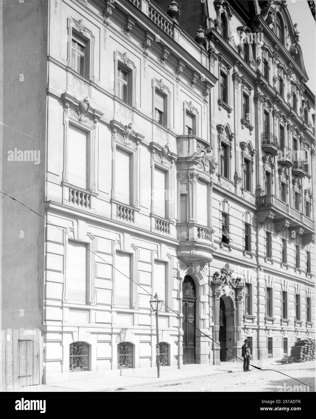 Vienna 3, Jacquingasse (Jacquin Alley) 37, fotografia obliqua da sinistra, a destra seguendo una parte del numero 39, numero 37 costruito da Charles King 1895, 1900 - 19000101 PD55691 - Rechteinfo: Diritti gestiti (RM) Foto Stock