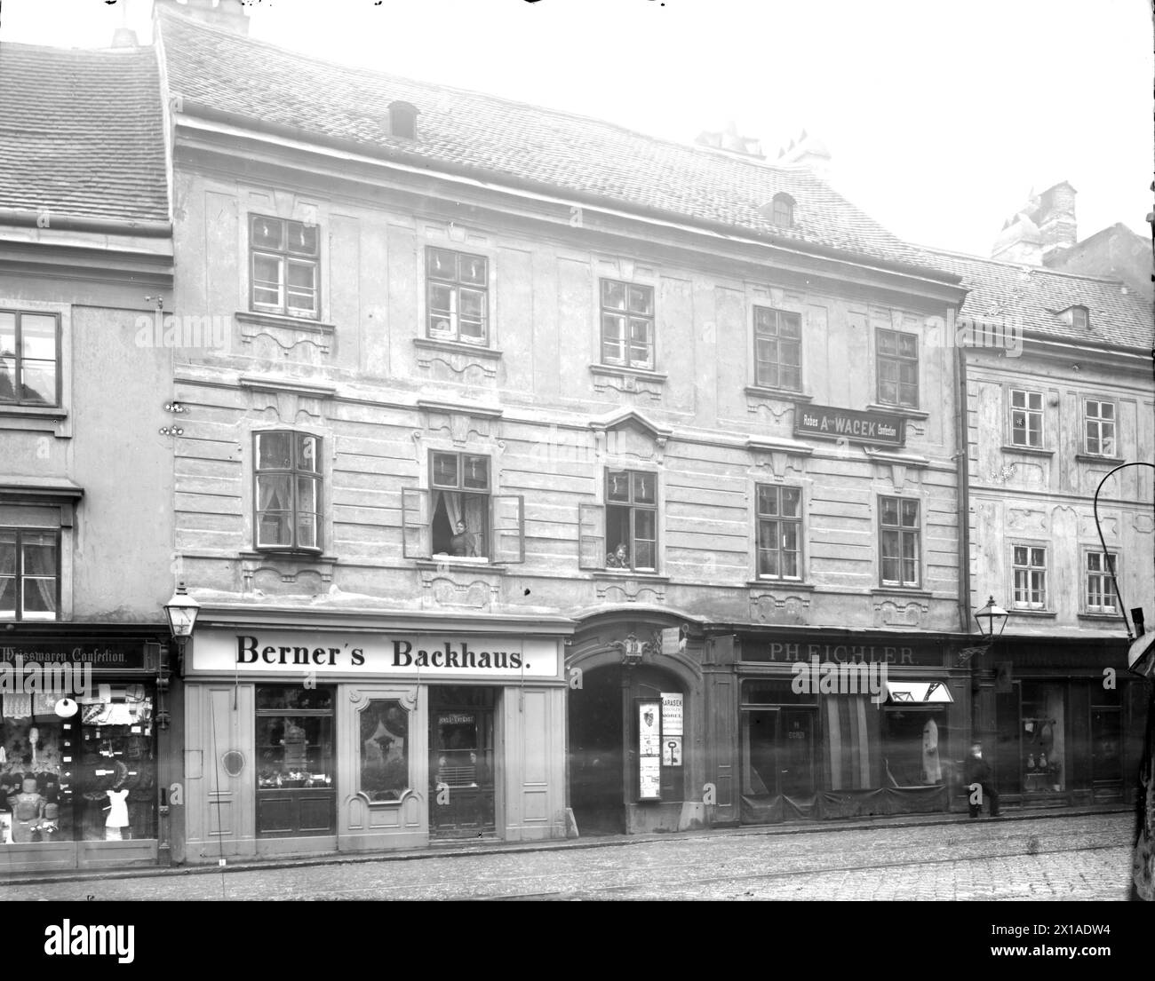 Vienna 4, via principale Wiedner 19, vista generale leggermente da sinistra, 1900 - 19000101 PD55716 - Rechteinfo: Rights Managed (RM) Foto Stock