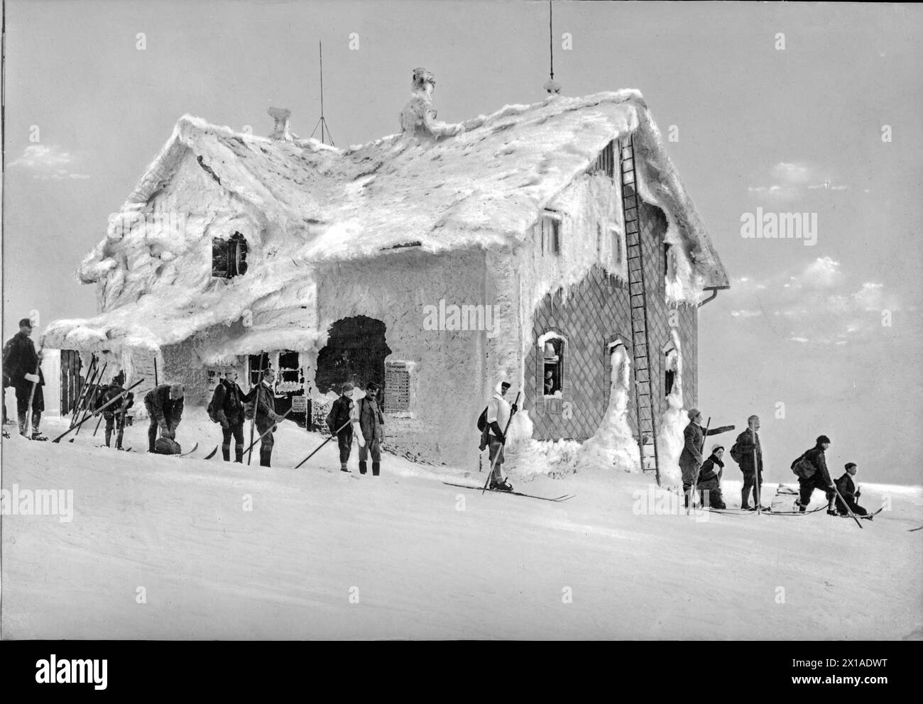 Reisalpe (picco), cabina di montagna ghiacciata con gruppo ski tour di fronte alla partenza, 1900 - 19000101 PD55777 - Rechteinfo: Rights Managed (RM) Foto Stock
