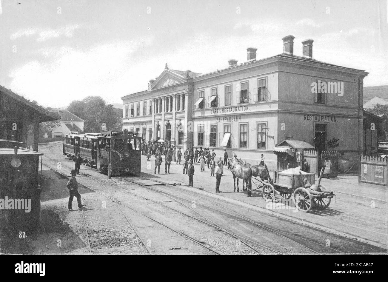 Vienna 19, ferrovia a cremagliera sul Kahlenberg (picco), stazione di Nussdorf con tram fumante in primo piano, 1900 - 19000101 PD56423 - Rechteinfo: Rights Managed (RM) Foto Stock