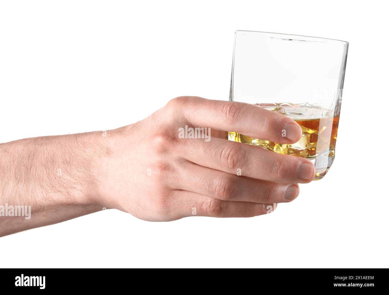 Uomo che regge un bicchiere di whisky con cubetti di ghiaccio su sfondo bianco, primo piano Foto Stock