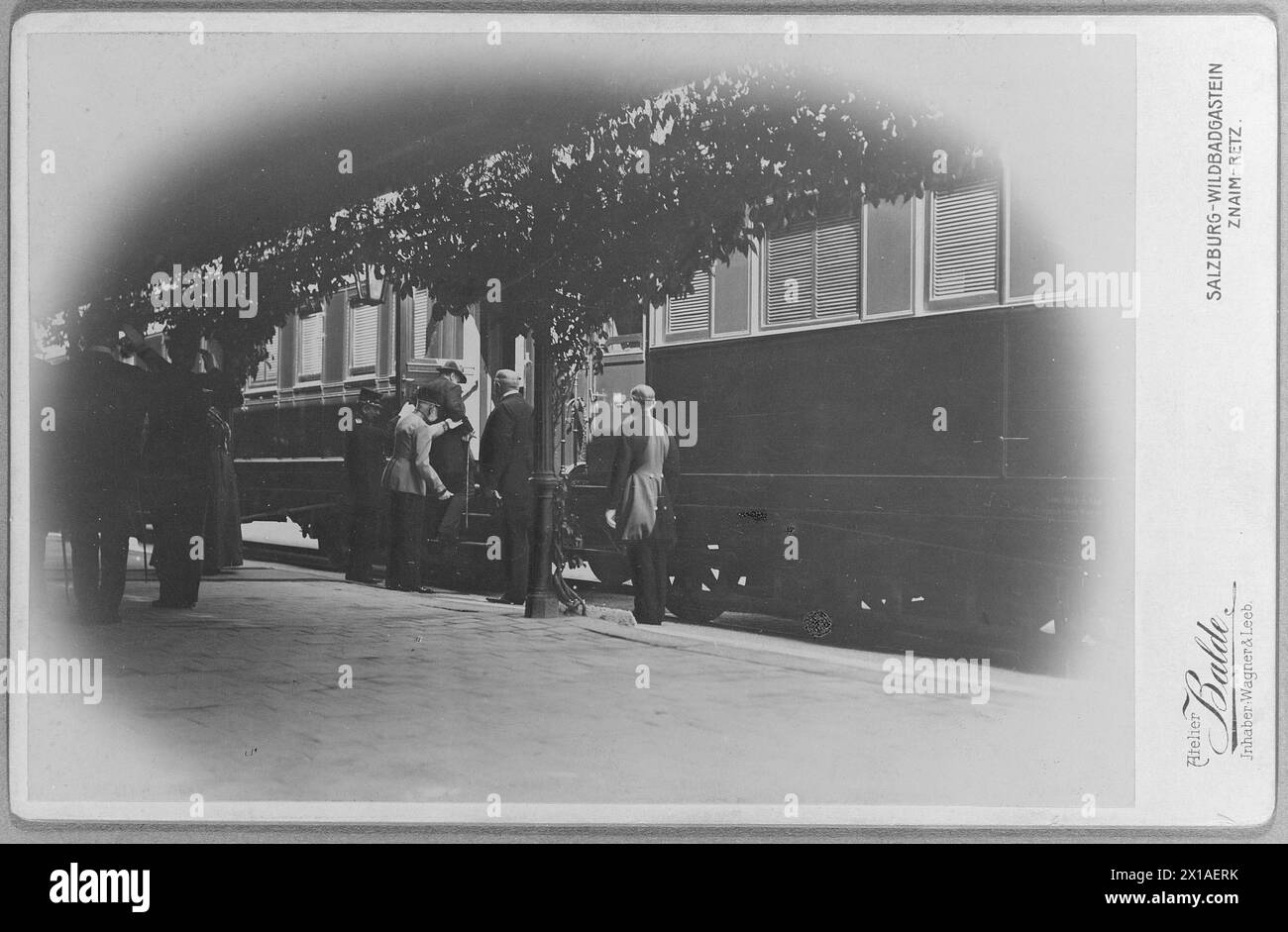 Imperatore Francesco Giuseppe e re Giorgio di Sassonia, l'imperatore scortando re Giorgio dopo la sua guarigione a Salisburgo., 05.08.1904 - 19040805 PD0001 - Rechteinfo: Rights Managed (RM) Foto Stock