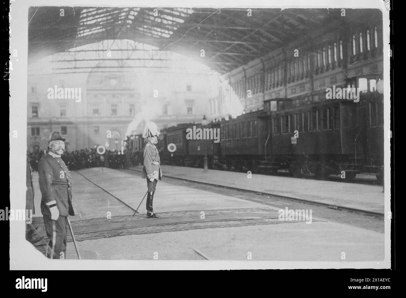 Francesco Giuseppe i, imperatore d'Austria 1830 - 1916, promulgazione dell'imperatore in uniforme tedesca sulla stazione, il principe ereditario tedesco anticipa. repro negative based on Photographic, 1905 - 19050101 PD1721 - Rechteinfo: Rights Managed (RM) Foto Stock